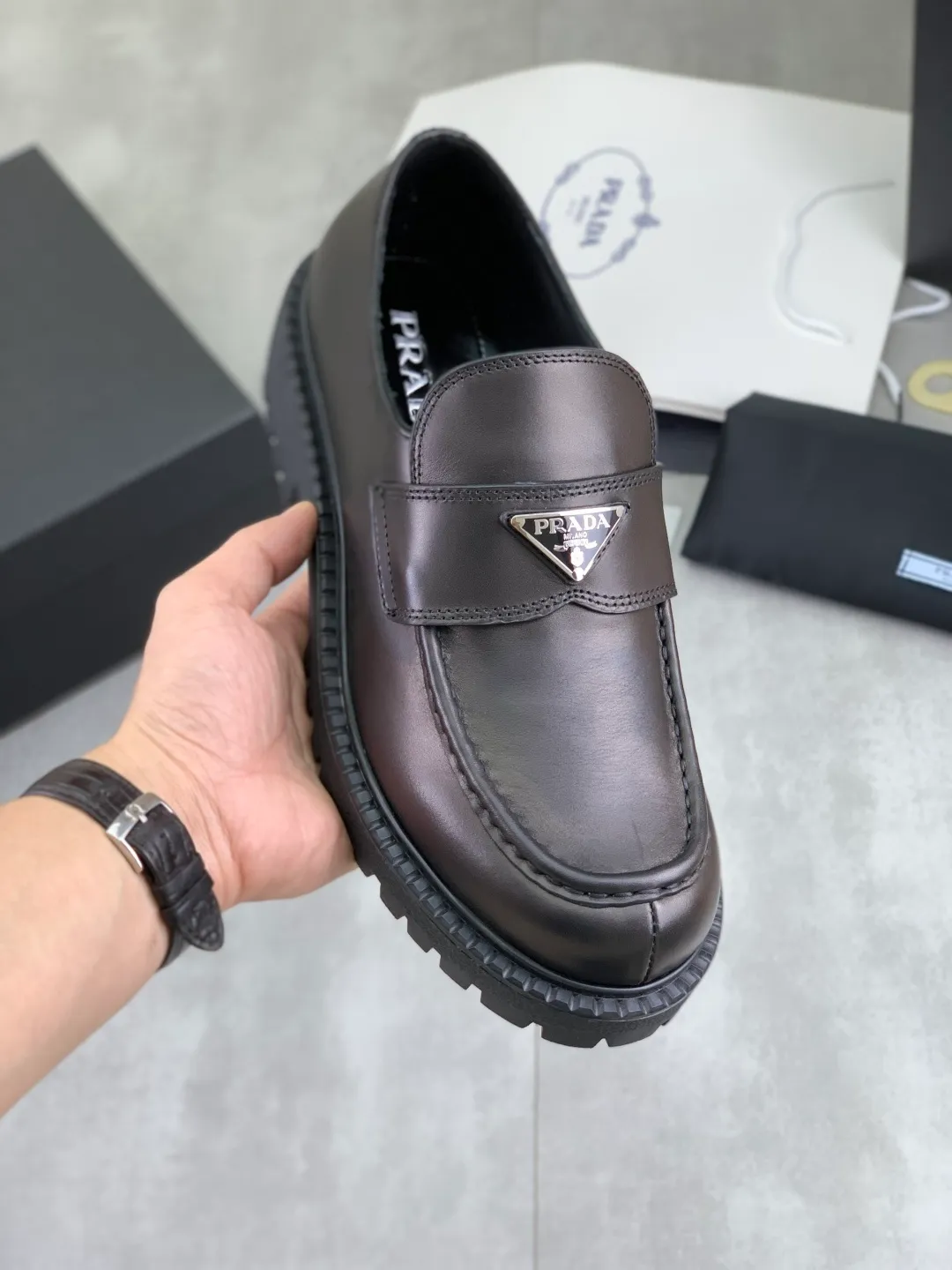 Men's men's shoes 💰P680 new style 💰 💎💎💎 water-dyed cow lining original order quality PRADA —🆘. Prada original order purchasing agent, high-end business leather shoes, fabric: imported from Italy calfskin ➕ water-dyed cow lining / cowhide lining ➕ special original foam outsole, fine workmanship, real thing ^_^ Photographed 🎬size: 39-45